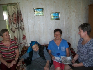 Посещение сотрудниками библиотеки и волонтерами пожилых людей на дому